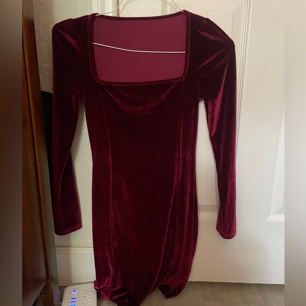maroon velvet square neck line body-con dress